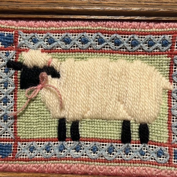 Vintage hand-stitched needlework Sheep in 6 x 8 oak frame - Picture 4 of 4